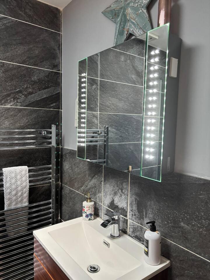 ボーンマスSecret Gem 1 Bed Garden Flat Private Luxury Hot Tubアパートメント エクステリア 写真